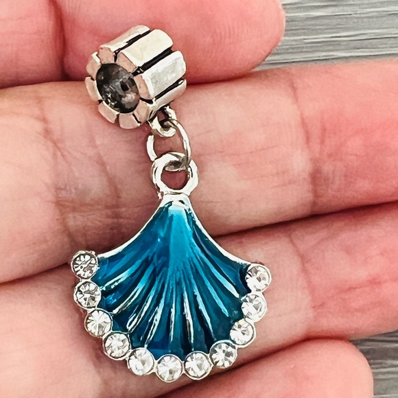 Blue enamel & Clear crystals, silver plated Sea Shell Bracelet charm - Picture 3 of 6